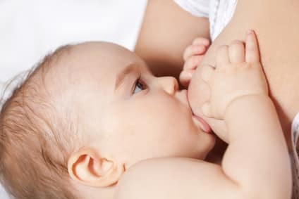 ההשפעה של ניתוח להגדלת חזה לפני לידה
